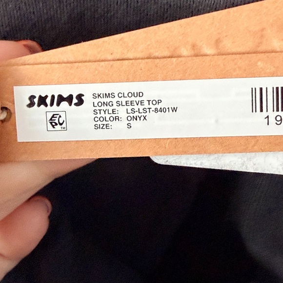 SKIMS Cloud Long Sleeve Asymmetric Top LS-LST-8401W Onyx Sz Small - Picture 4 of 5